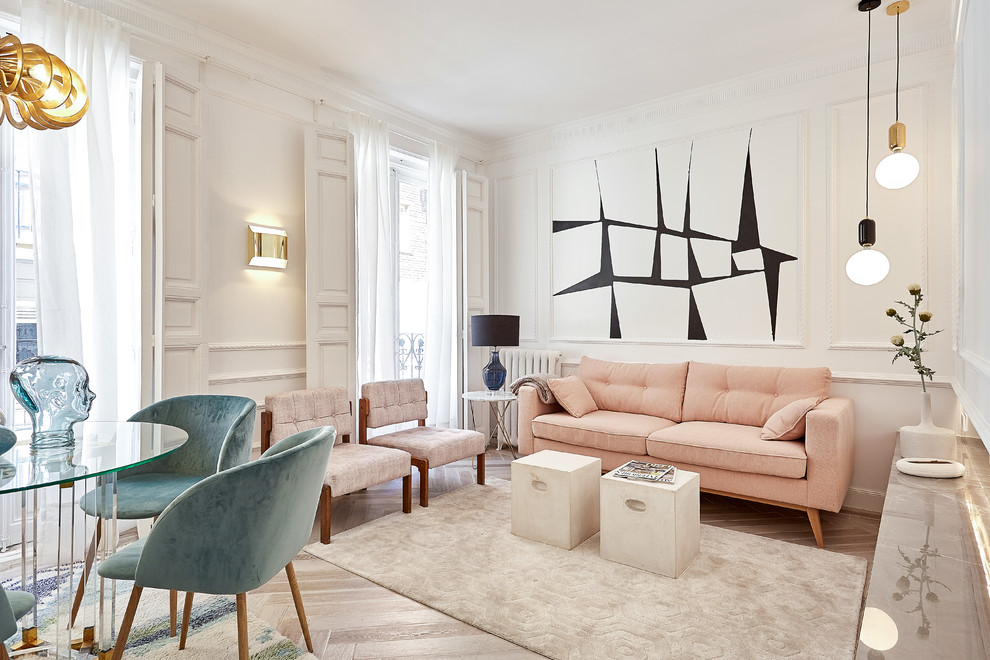 Foto di un soggiorno minimal aperto con sala formale, pareti bianche e pavimento beige