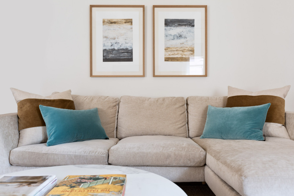 Diseño de salón abierto mediterráneo pequeño con paredes blancas, suelo de madera clara y televisor colgado en la pared
