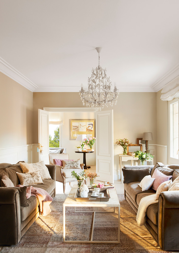 Ispirazione per un grande soggiorno classico chiuso con sala formale, pareti beige, parquet chiaro e pavimento beige