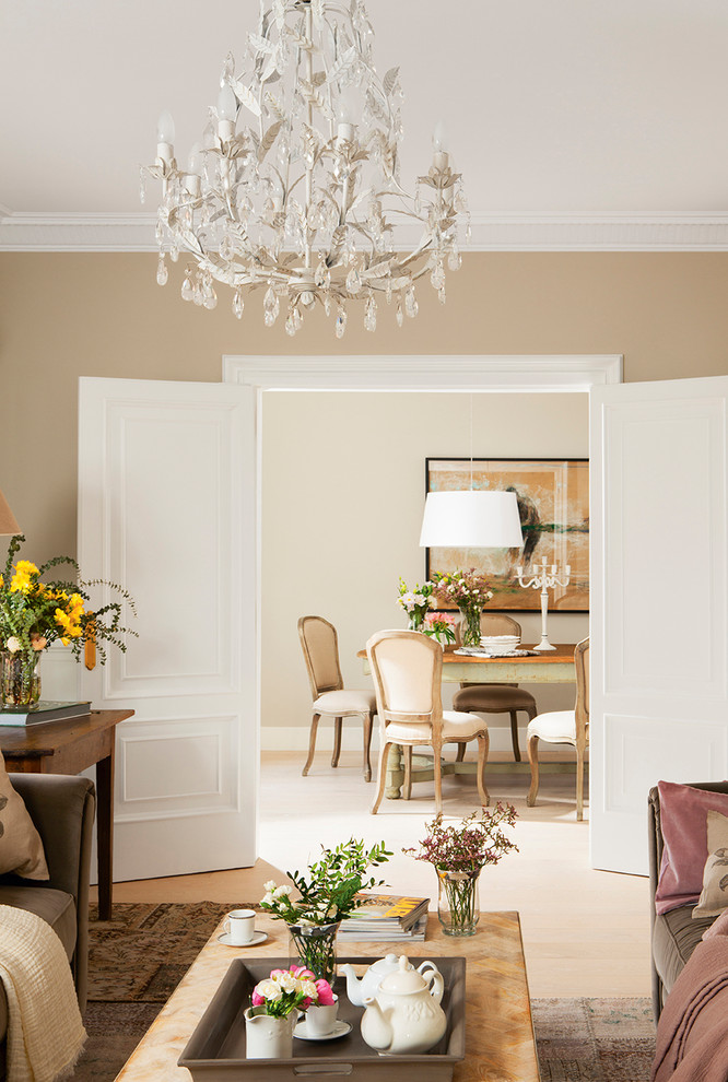 Cette image montre un grand salon traditionnel fermé avec une salle de réception, un mur beige, parquet clair et un sol beige.
