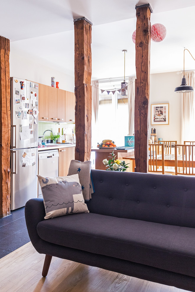 Imagen de salón abierto rural grande con paredes beige, suelo de madera en tonos medios y suelo marrón