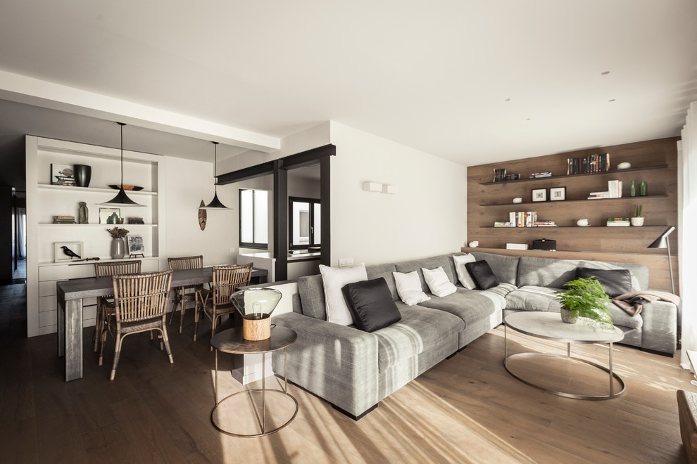 Diseño de salón para visitas abierto contemporáneo de tamaño medio sin chimenea y televisor con paredes blancas y suelo de madera clara