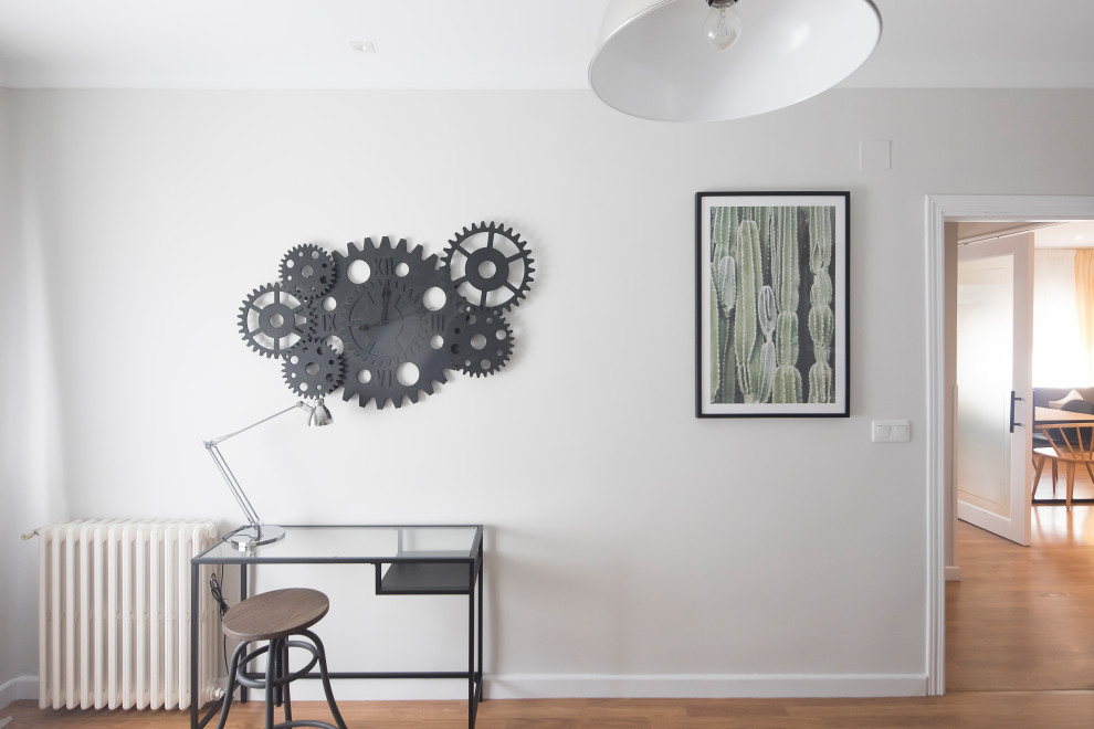 Mittelgroßes, Fernseherloses, Offenes Industrial Wohnzimmer mit grauer Wandfarbe, Laminat und braunem Boden in Sonstige