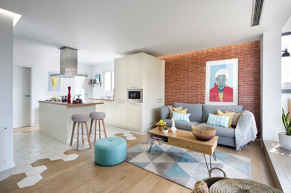 Idee per un soggiorno minimal aperto e di medie dimensioni con pareti rosse, pavimento in legno massello medio e pavimento marrone