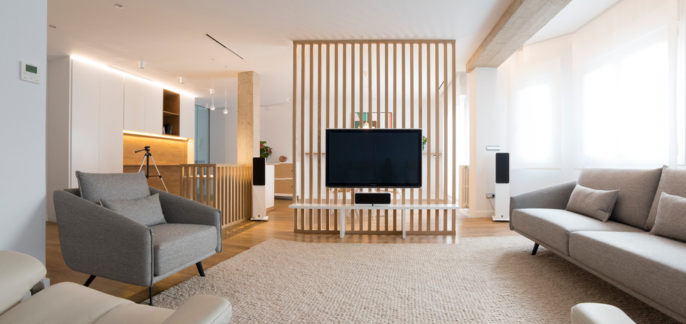 Großes, Repräsentatives, Abgetrenntes Nordisches Wohnzimmer mit weißer Wandfarbe, hellem Holzboden, TV-Wand und beigem Boden in Sonstige