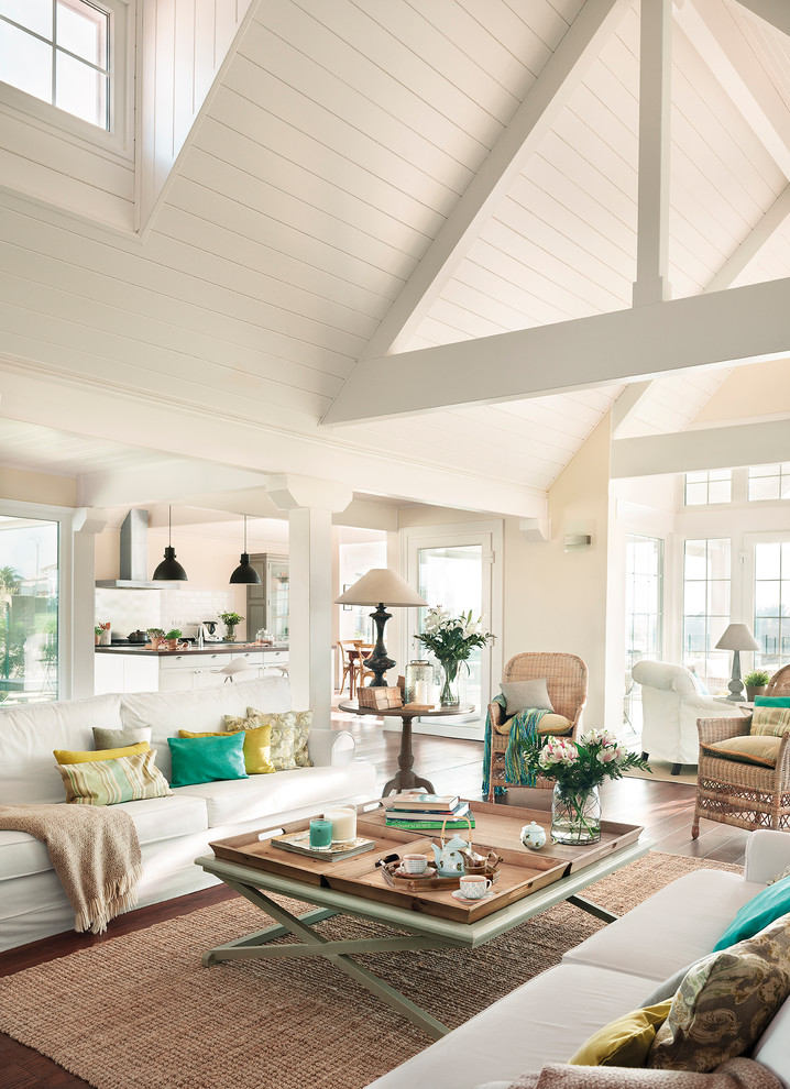 Foto di un grande soggiorno costiero aperto con sala formale, pareti beige, pavimento in legno massello medio e pavimento marrone