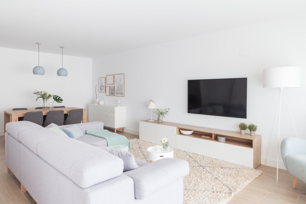 Immagine di un grande soggiorno scandinavo aperto con pareti bianche, pavimento con piastrelle in ceramica, nessun camino, TV a parete e pavimento marrone