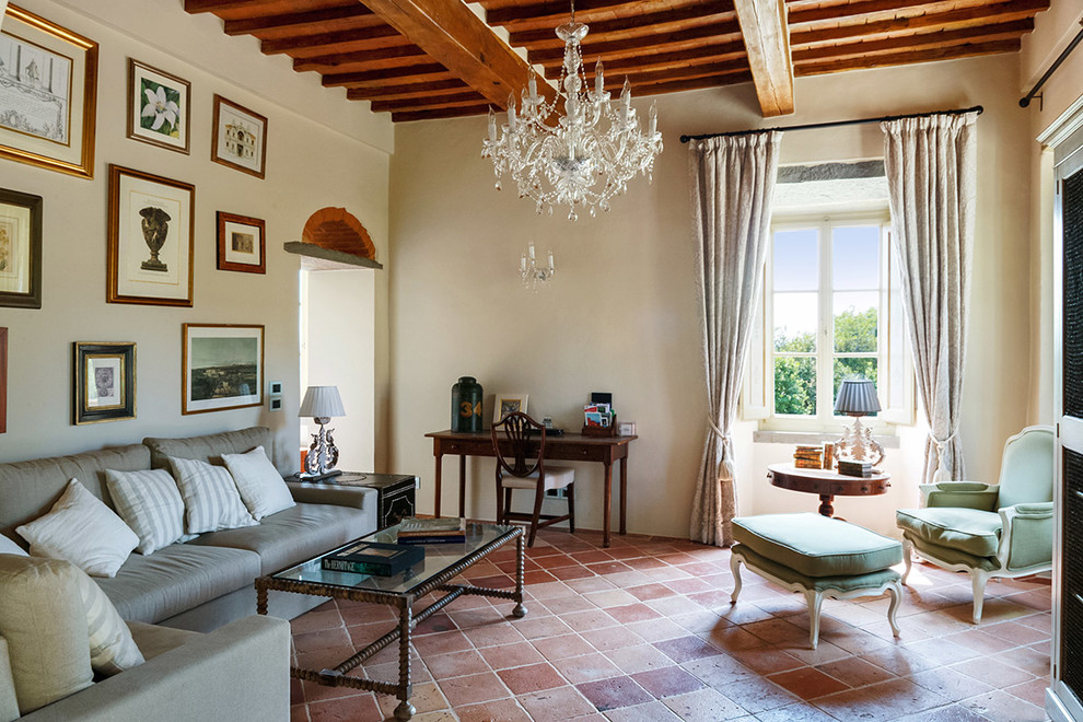 Источник вдохновения для домашнего уюта: изолированная гостиная комната в средиземноморском стиле с бежевыми стенами, полом из терракотовой плитки и оранжевым полом