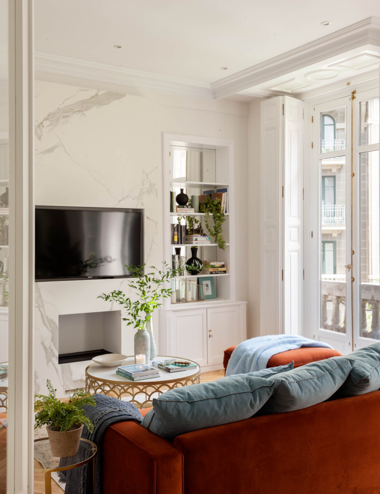 Inspiration för ett vintage vardagsrum, med vita väggar, ljust trägolv och brunt golv