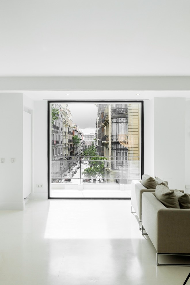 Ispirazione per un ampio soggiorno moderno aperto con pareti bianche, pavimento in pietra calcarea, parete attrezzata e pavimento beige