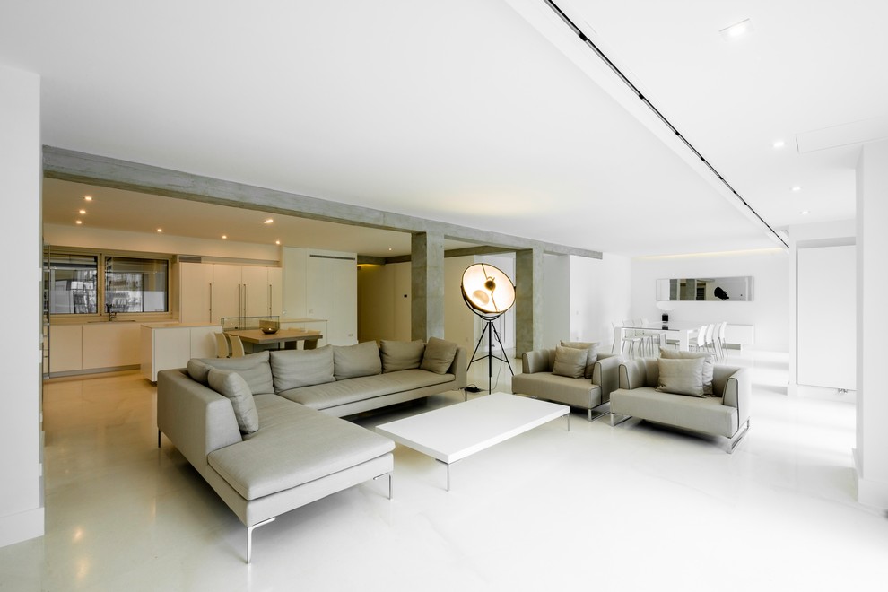 Esempio di un ampio soggiorno moderno aperto con pareti bianche, pavimento in pietra calcarea, parete attrezzata e pavimento beige