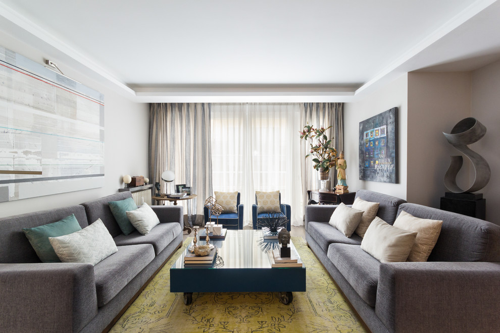 Repräsentatives, Abgetrenntes Modernes Wohnzimmer mit grauer Wandfarbe, Teppichboden und gelbem Boden in New York