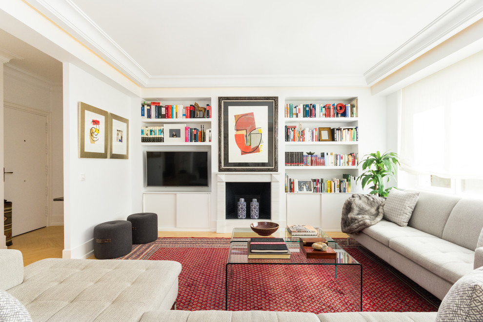 Repräsentatives, Mittelgroßes Modernes Wohnzimmer mit weißer Wandfarbe, braunem Holzboden, Kamin, TV-Wand und gelbem Boden in New York