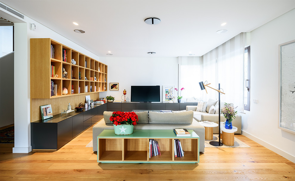Example of a trendy living room design in Madrid