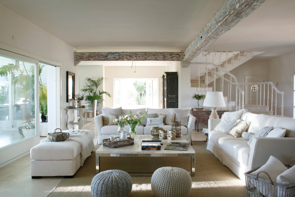 Diseño de salón para visitas abierto clásico renovado grande sin chimenea y televisor con paredes blancas y suelo de baldosas de porcelana