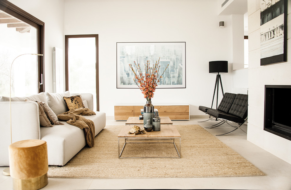 Idee per un soggiorno design con sala formale, pareti bianche, camino classico, nessuna TV e pavimento beige