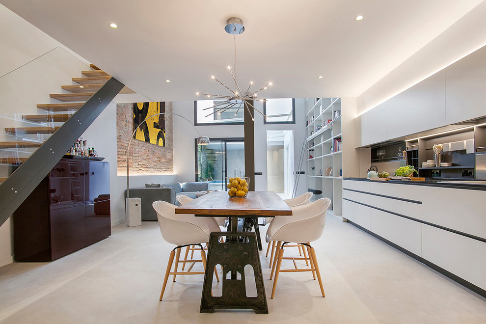 Mittelgroßes, Offenes Modernes Wohnzimmer mit Betonboden und grauem Boden in Barcelona