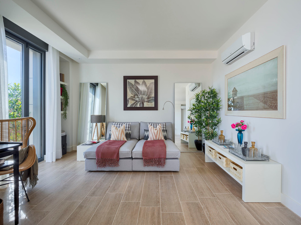 Idee per un soggiorno contemporaneo di medie dimensioni e aperto con pareti bianche e pavimento con piastrelle in ceramica