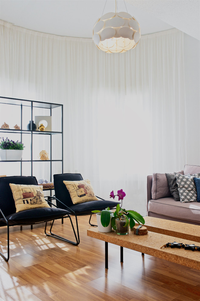Ispirazione per un soggiorno design aperto con pareti bianche, pavimento in laminato e pavimento beige