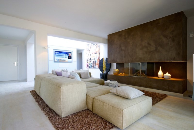 Idee per un grande soggiorno minimal aperto con sala formale, pareti bianche, parquet chiaro, camino bifacciale e nessuna TV