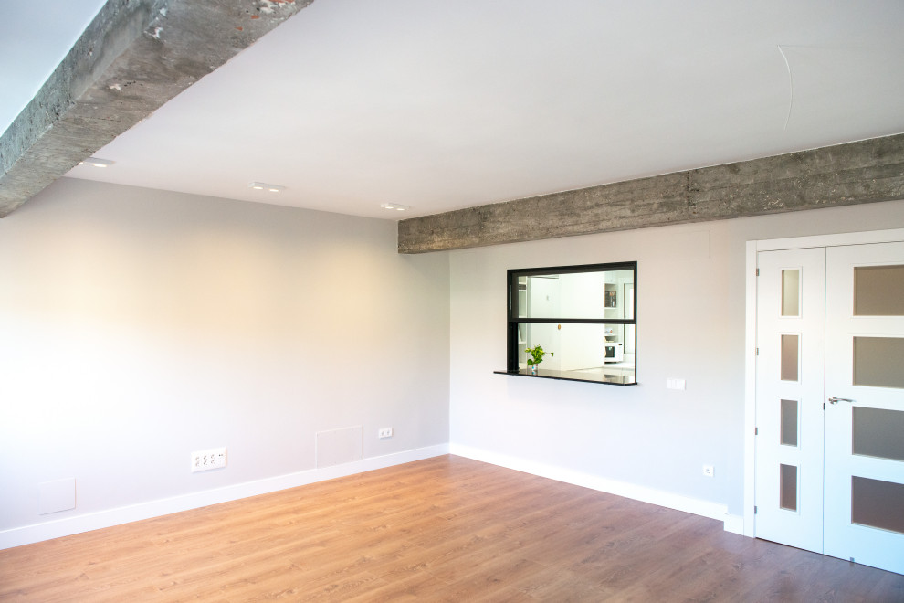Imagen de salón cerrado moderno de tamaño medio con paredes blancas, suelo de madera en tonos medios y suelo marrón