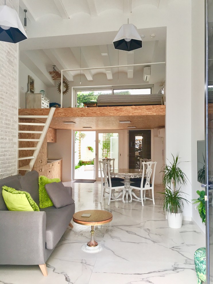 Mittelgroßes, Offenes Modernes Wohnzimmer ohne Kamin mit weißer Wandfarbe, Porzellan-Bodenfliesen und weißem Boden in Valencia