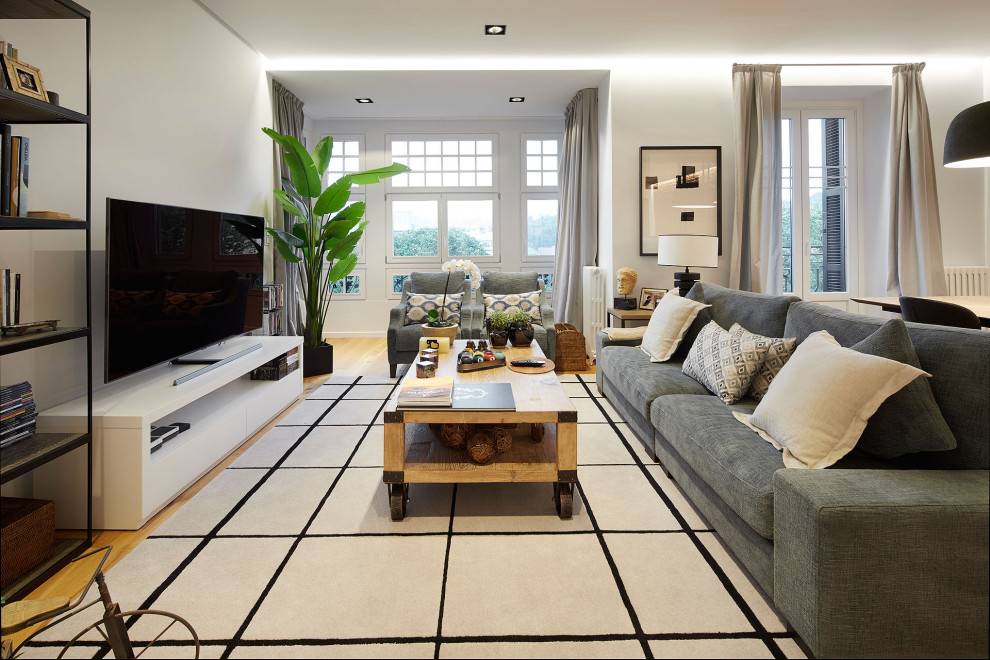 Ispirazione per un grande soggiorno minimal aperto con pareti bianche, TV autoportante e pavimento beige