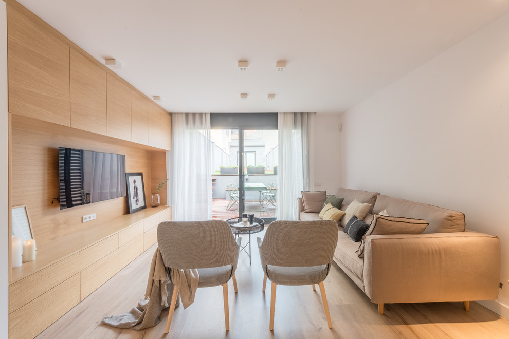 Idee per un soggiorno nordico con pareti bianche, parquet chiaro e pavimento beige