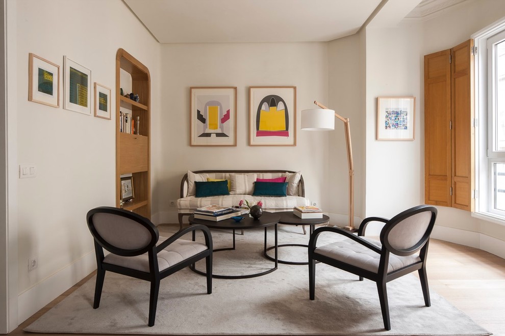 Mittelgroßes, Repräsentatives, Fernseherloses, Abgetrenntes Skandinavisches Wohnzimmer ohne Kamin mit weißer Wandfarbe und hellem Holzboden in Madrid