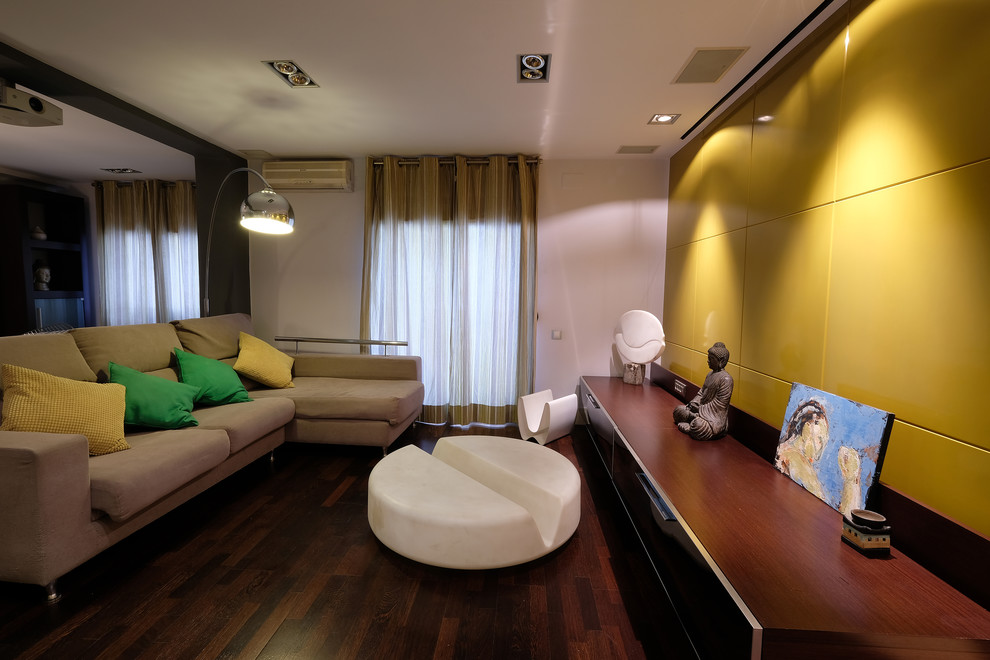 Foto de salón tipo loft asiático grande sin televisor con paredes verdes, suelo de madera oscura y suelo marrón
