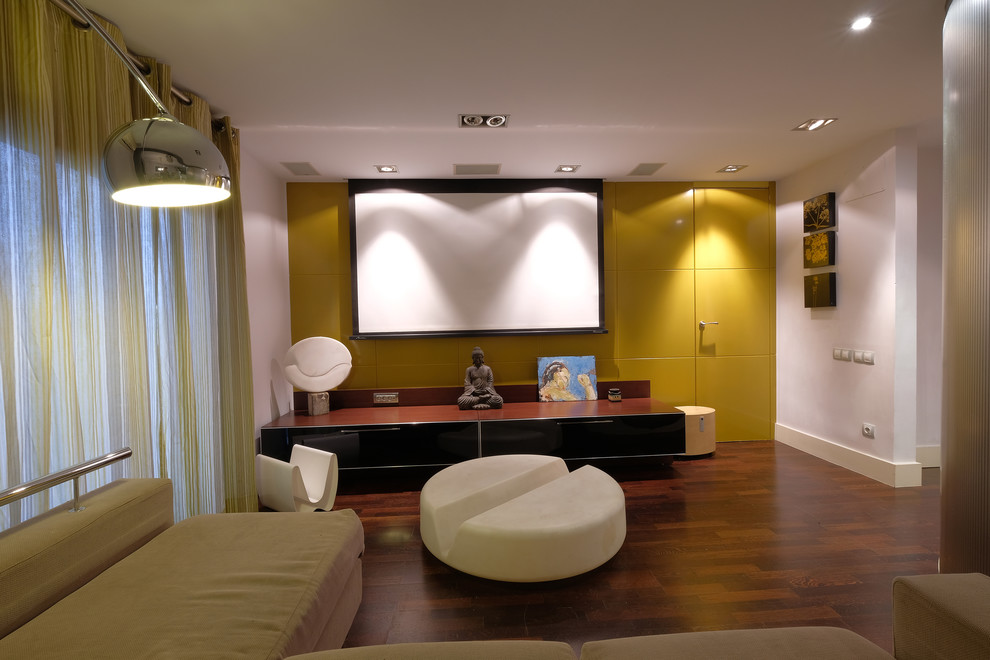 Ejemplo de salón tipo loft asiático grande con paredes verdes, suelo de madera oscura, pared multimedia y suelo marrón
