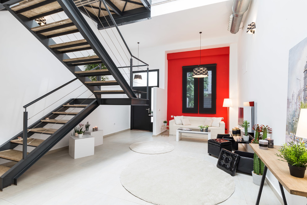 Immagine di un soggiorno minimal con pareti rosse e pavimento bianco