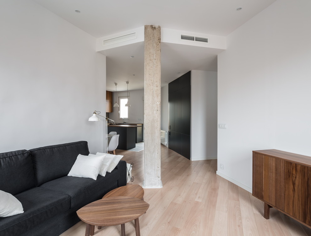 Ejemplo de salón para visitas abierto nórdico de tamaño medio sin chimenea con paredes blancas y suelo de madera clara