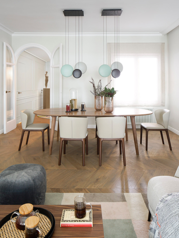 Diseño de salón con rincón musical abierto escandinavo grande con paredes beige, suelo de madera en tonos medios y suelo marrón