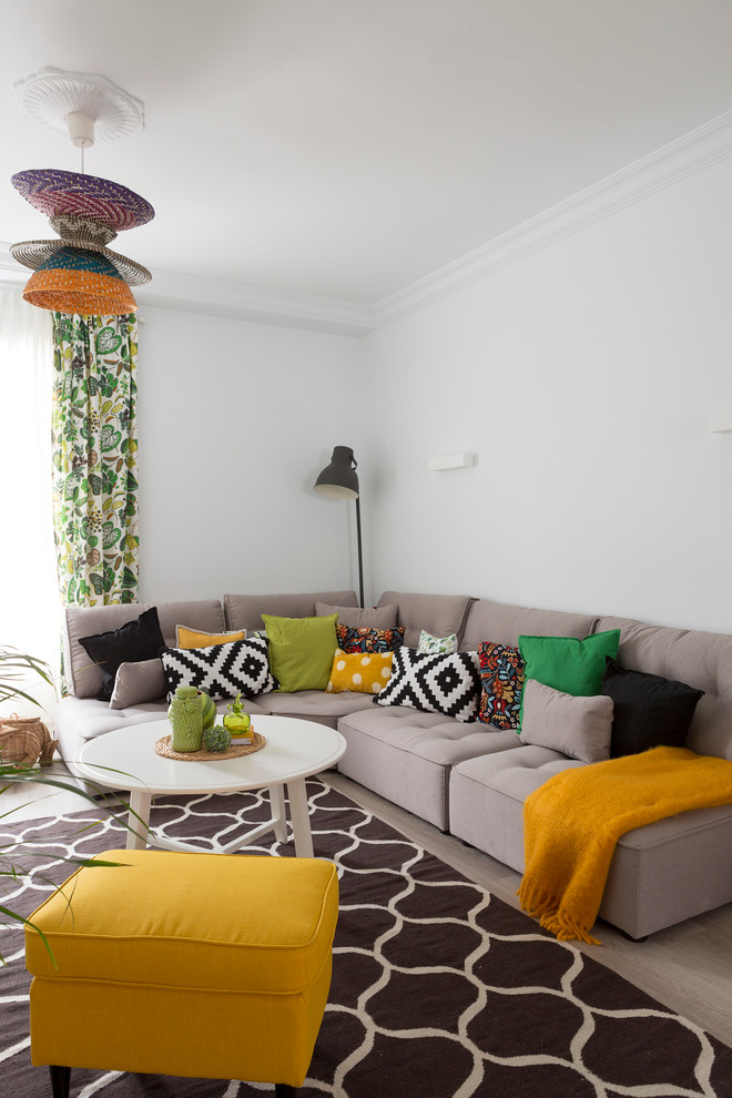 Ispirazione per un soggiorno bohémian di medie dimensioni con pareti bianche e pavimento in legno massello medio