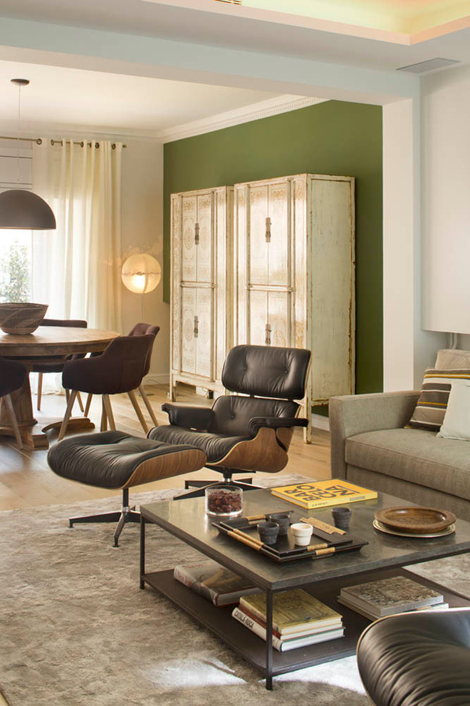 Стильный дизайн: большая изолированная гостиная комната в скандинавском стиле с зелеными стенами, паркетным полом среднего тона и телевизором на стене - последний тренд
