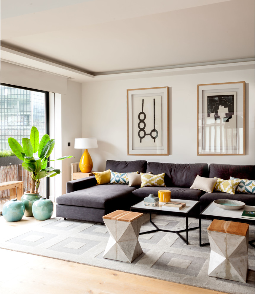 Immagine di un soggiorno minimal aperto con pareti bianche, pavimento in legno massello medio e pavimento marrone