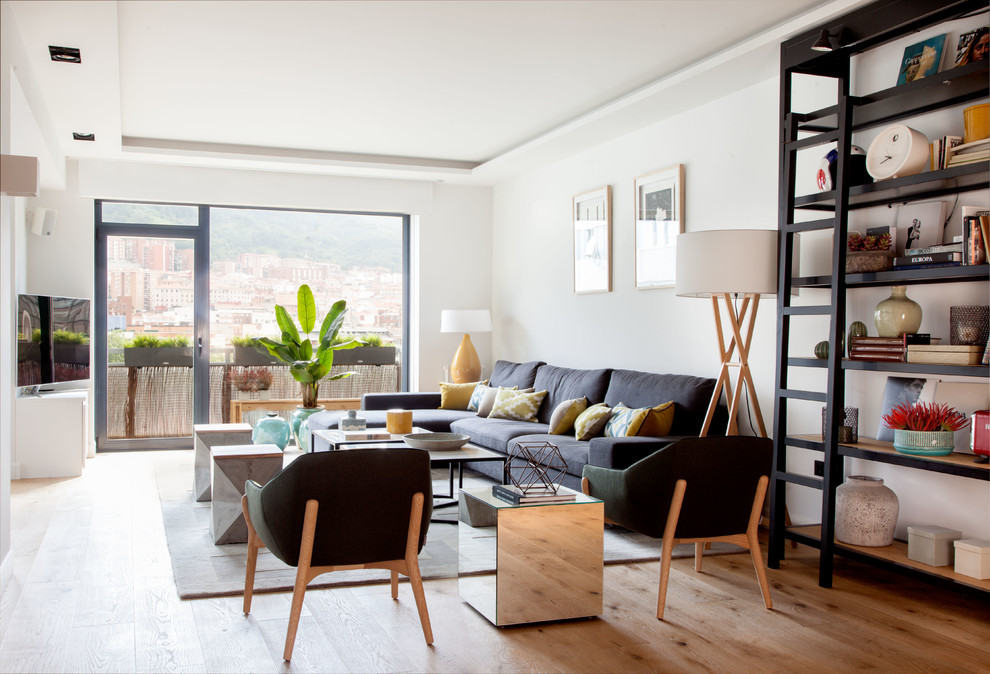 Idee per un soggiorno minimal con pareti bianche, pavimento in legno massello medio, TV autoportante e pavimento marrone