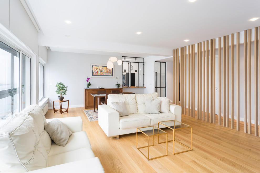 Repräsentatives, Offenes Modernes Wohnzimmer mit weißer Wandfarbe, hellem Holzboden und beigem Boden in Sonstige