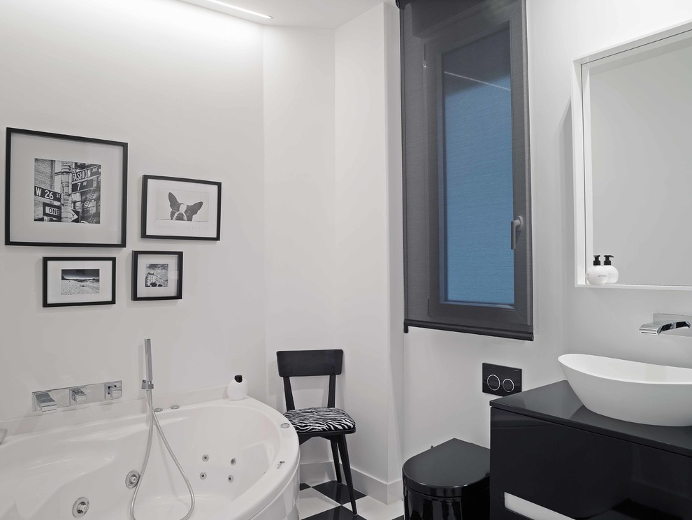 Modelo de cuarto de baño principal contemporáneo grande con jacuzzi y paredes blancas