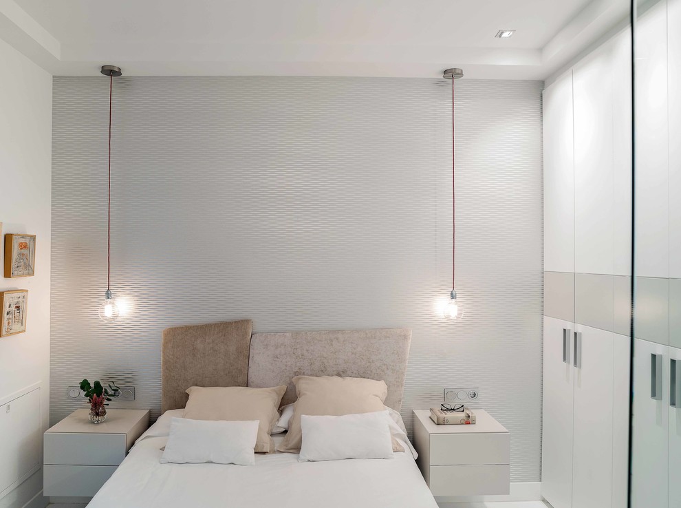 Großes Modernes Hauptschlafzimmer mit weißer Wandfarbe in Sonstige