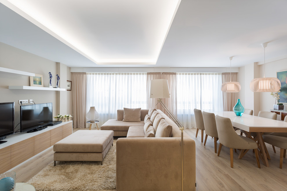 Großes, Repräsentatives, Offenes Skandinavisches Wohnzimmer ohne Kamin mit beiger Wandfarbe, braunem Holzboden und Multimediawand in Sonstige