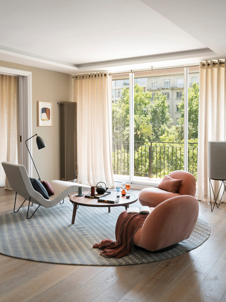 Großes, Offenes Modernes Wohnzimmer ohne Kamin mit beiger Wandfarbe und braunem Holzboden in Barcelona