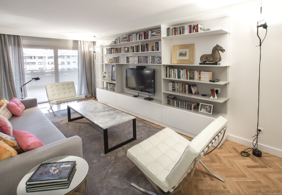На фото: парадная, открытая гостиная комната среднего размера в скандинавском стиле с белыми стенами, паркетным полом среднего тона и телевизором на стене без камина с