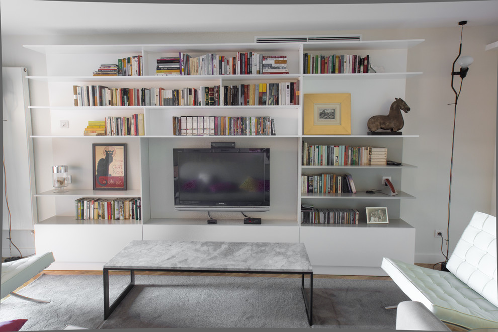 Inspiration för ett mellanstort minimalistiskt separat vardagsrum, med ett finrum, vita väggar, mellanmörkt trägolv och en väggmonterad TV