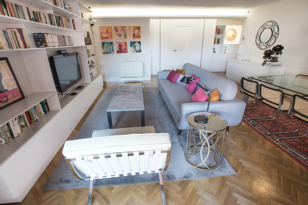 Источник вдохновения для домашнего уюта: парадная, открытая гостиная комната среднего размера в скандинавском стиле с белыми стенами, паркетным полом среднего тона и телевизором на стене без камина