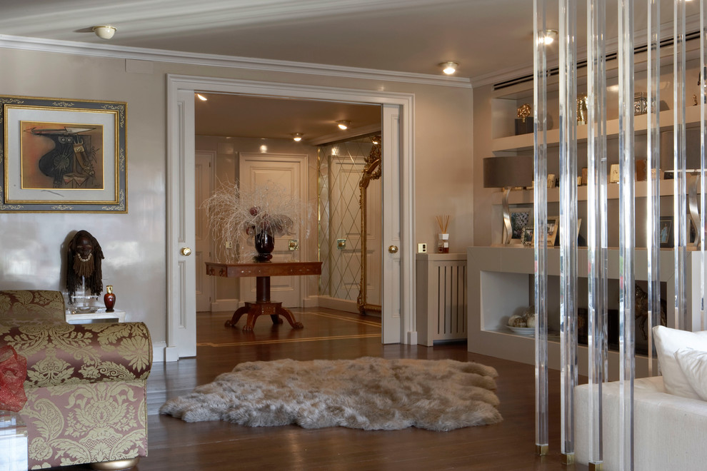 Diseño de salón para visitas cerrado tradicional de tamaño medio sin chimenea y televisor con paredes beige y suelo de madera en tonos medios