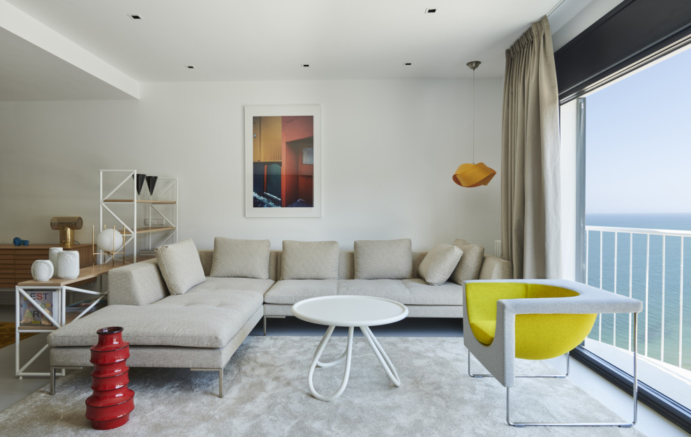 Mittelgroßes, Offenes Modernes Wohnzimmer mit weißer Wandfarbe, Betonboden, TV-Wand und grauem Boden in Barcelona
