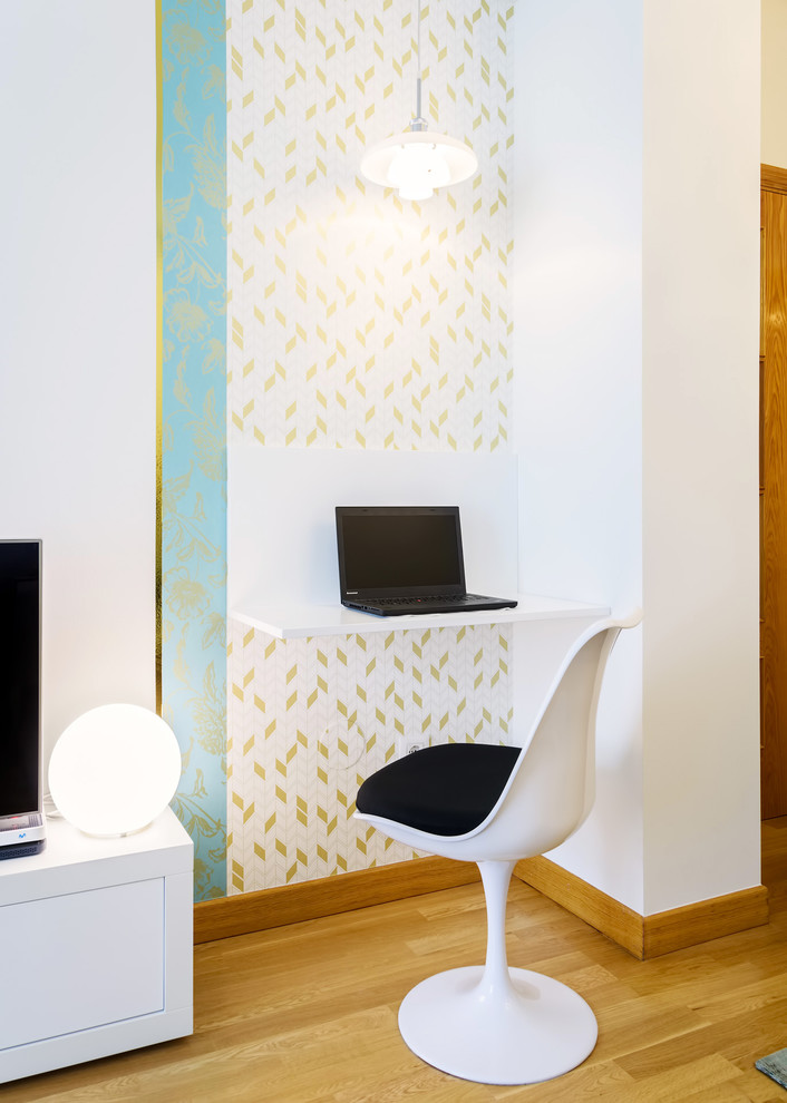 Eklektisches Wohnzimmer mit weißer Wandfarbe in Sonstige