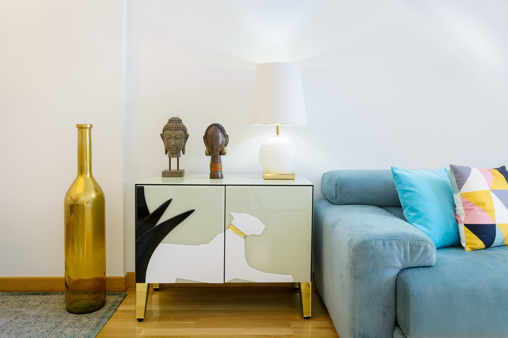 Свежая идея для дизайна: гостиная комната в стиле фьюжн с белыми стенами - отличное фото интерьера